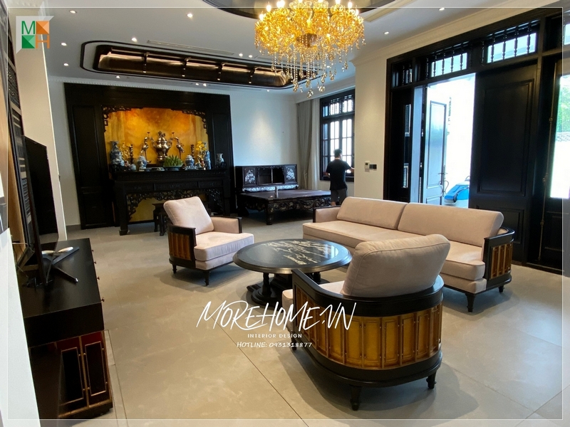 Thi công phòng khách nội thất sử dụng mang phong cách indchine mang nét độc đáo, sang trọng thể hiện thẩm mỹ riêng của gia chủ.